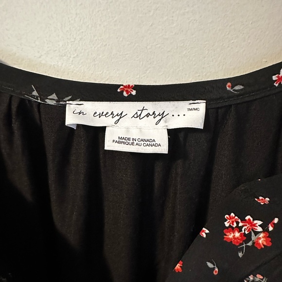 Additional Elle - black floral Vneck buttonless blouse short sleeve - Picture 3 of 6